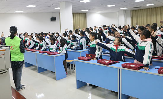  新乡市凤泉区李士屯小学师生到市青少年儿童活动中心参观体验