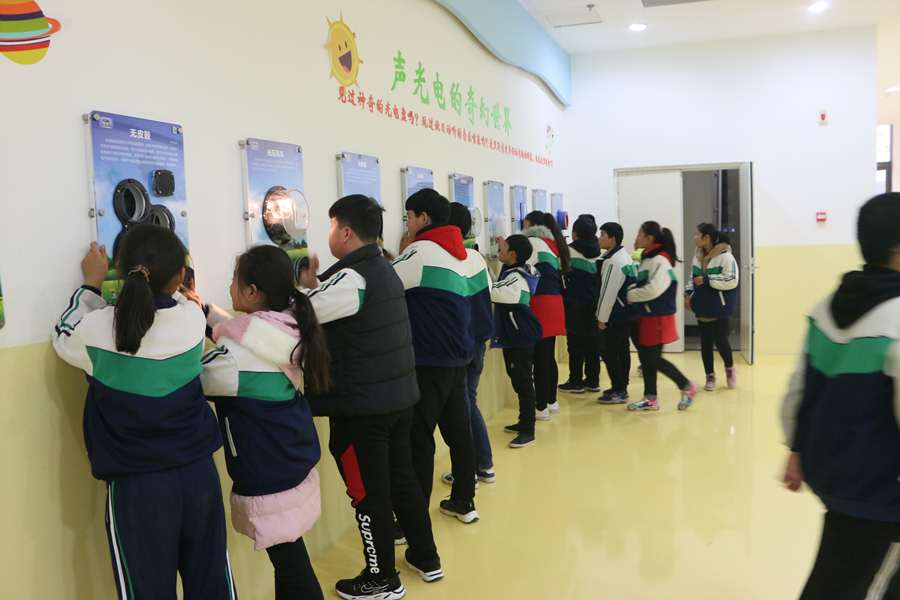 新乡市凤泉区李士屯小学师生到市青少年儿童活动中心参观体验