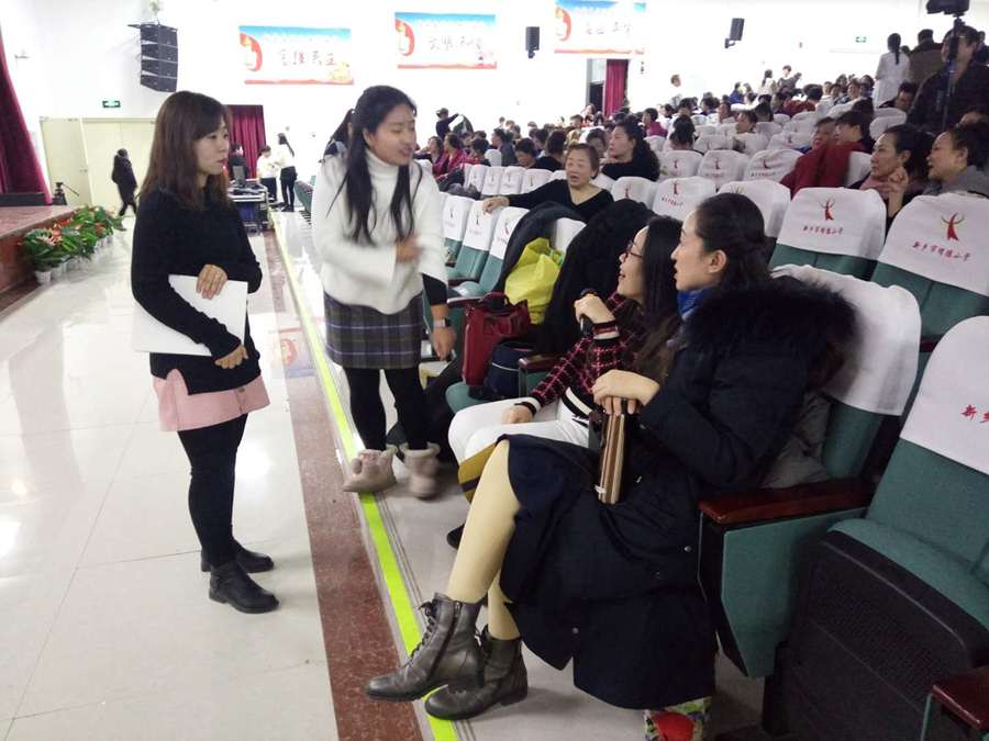 8彩排后，孟丽萍老师、杨锐华副主任和指导老师进行交流
